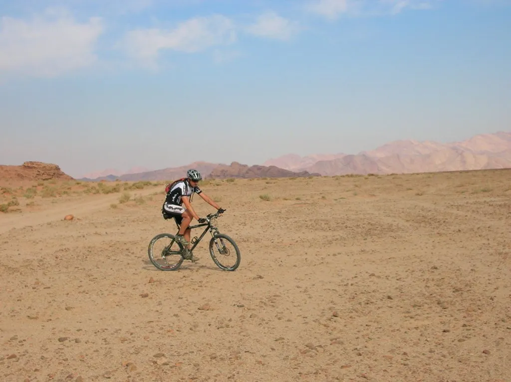 Jordania pedaleando desierto