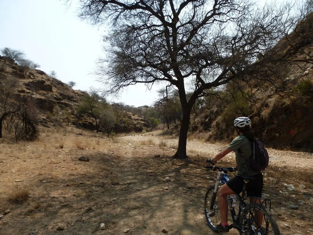 Pedaleando por el cauce seco de un río